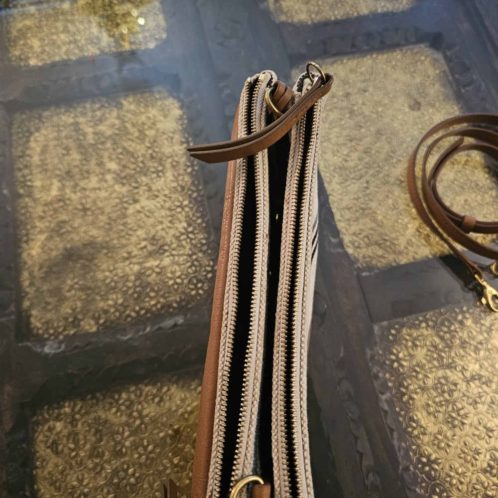 Cute Fossil Cross Body Bag - Picture 5 of 6